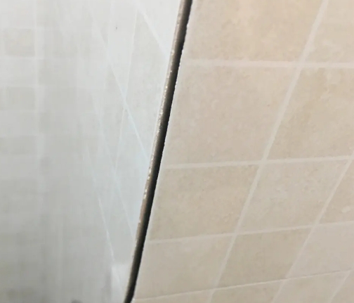 新源瓷砖空鼓维修公司分享阳台瓷砖脱落的修复过程可以分为以下几个步骤