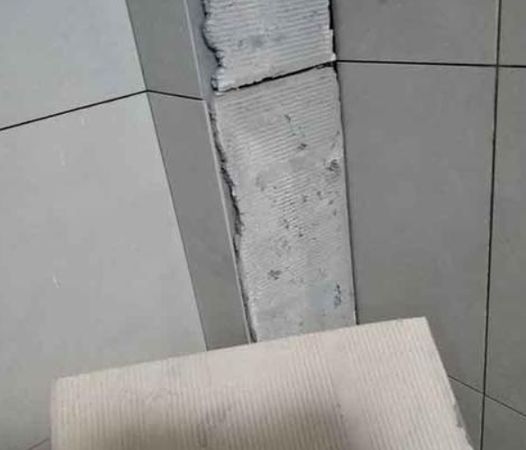新源瓷砖空鼓维修公司分享下厨房瓷砖脱落的补救措施。